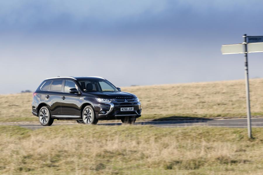  Mitsubishi Outlander PHEV Juro 2016 года  (UK) (фото 19 из 46)